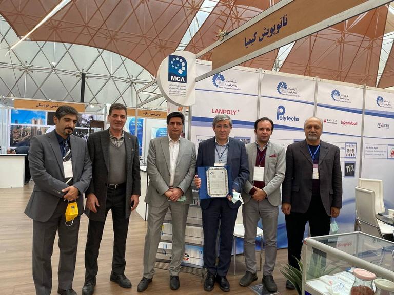 Awarding a plaque of appreciation to the Nano Pooyesh Kimia company Chairman of the Board, Mr. Asali-Sixth International Conference and Exhibition of Masterbatch and Polymer Compounds, 15 and 16 January 2022, Tehran, Olympic Hotel