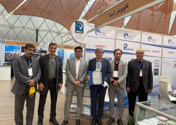 Awarding a plaque of appreciation to the Nano Pooyesh Kimia company Chairman of the Board, Mr. Asali-Sixth International Conference and Exhibition of Masterbatch and Polymer Compounds, 15 and 16 January 2022, Tehran, Olympic Hotel