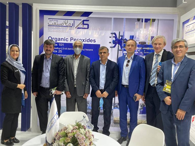 بازدید اتحادیه شیمیدانان روسیه و شرکت پژوهش و فناوری پتروشیمی از غرفه شرکت آرمان صنعت پویش کیمیا زیرمجموعه شرکت نانو پویش کیمیا در شانزدهمین نمایشگاه بین المللی ایران پلاست